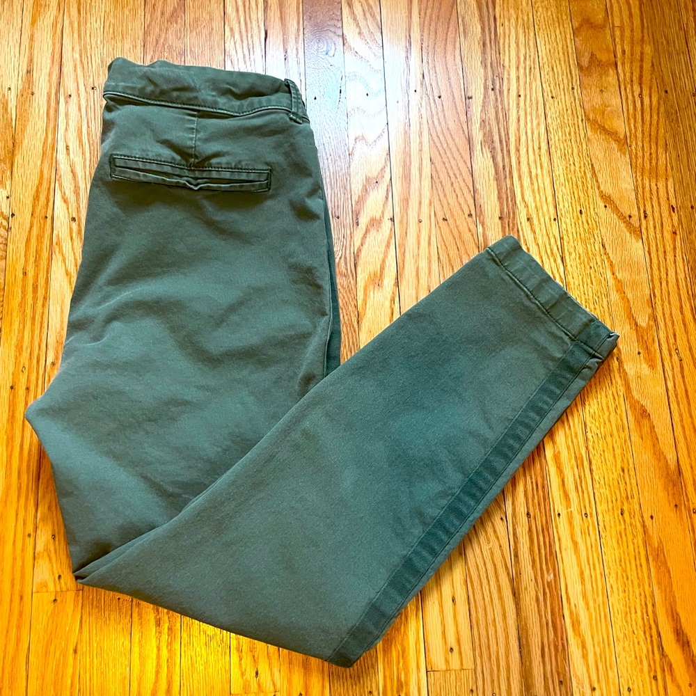 Old Navy army green ankle length pants, size 6.